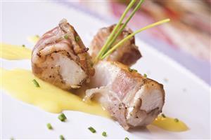 Coda di rospo in veste di lardo su crema di finocchi