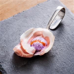 Pancetta pressata con spuma di cavolo cappuccio viola