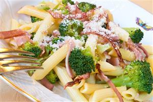 Penne con broccoli e Porchetta arrosto Aurora