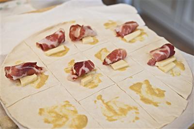 Mini-strudel di pollo e Coppa con salsa alle mele