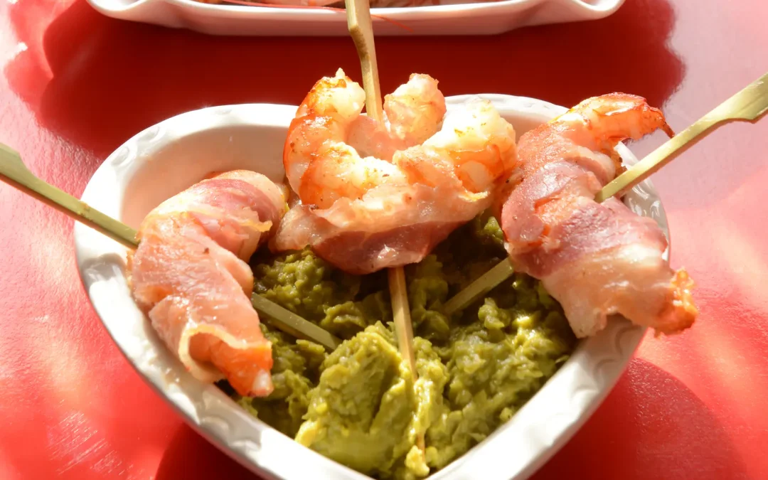 Gamberoni alla pancetta con purè di piselli