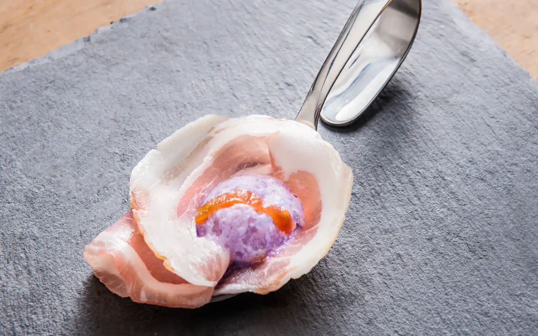 Pancetta pressata con spuma di cavolo cappuccio viola